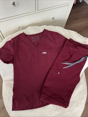 Figs maroon scrub set